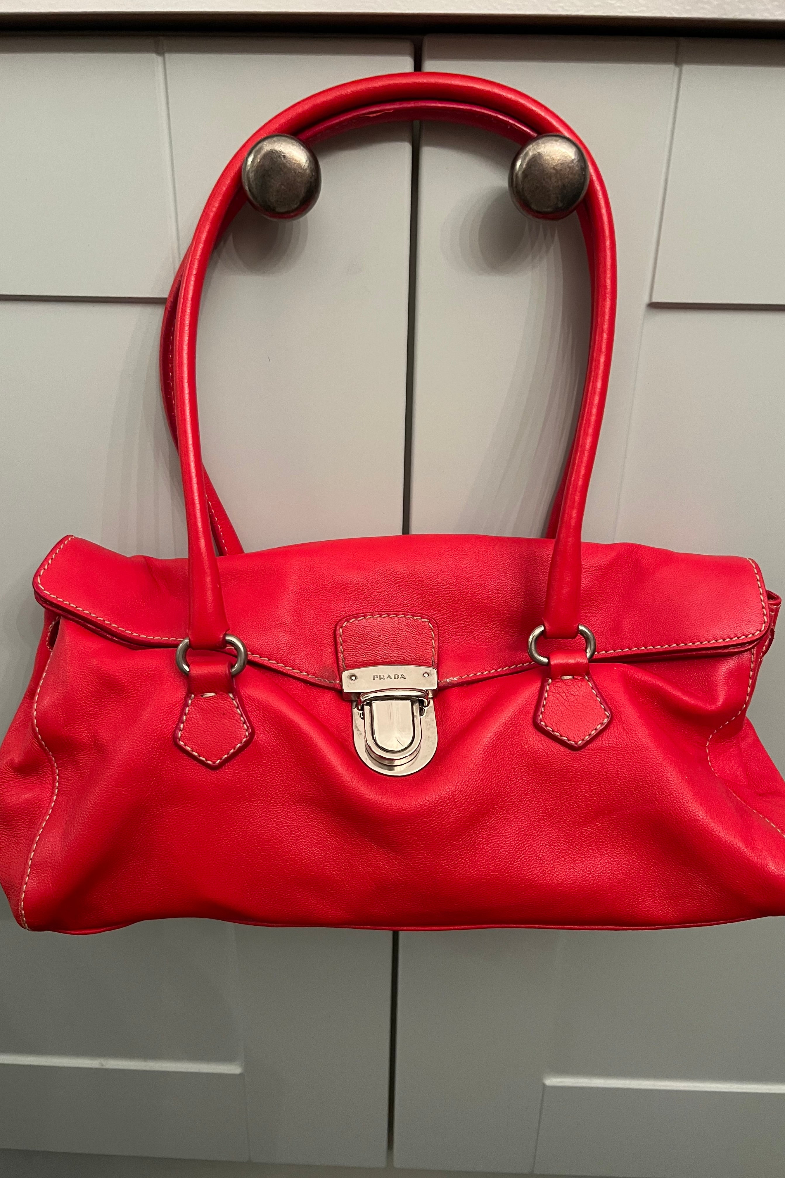 ☆美品☆PRADA レザー ハンドバッグ BUFALO EASY　三角ロゴ　赤 美品 PRADA レザー ハンドバッグ BUFALO EASY 三角ロゴ 赤